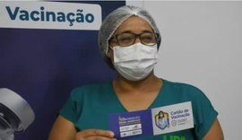 Técnica de enfermagem é a primeira pessoa vacinada contra o coronavírus em Maragogi