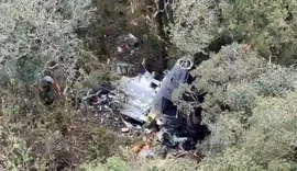Bombeiros encontram helicóptero com corpo do cantor Rick