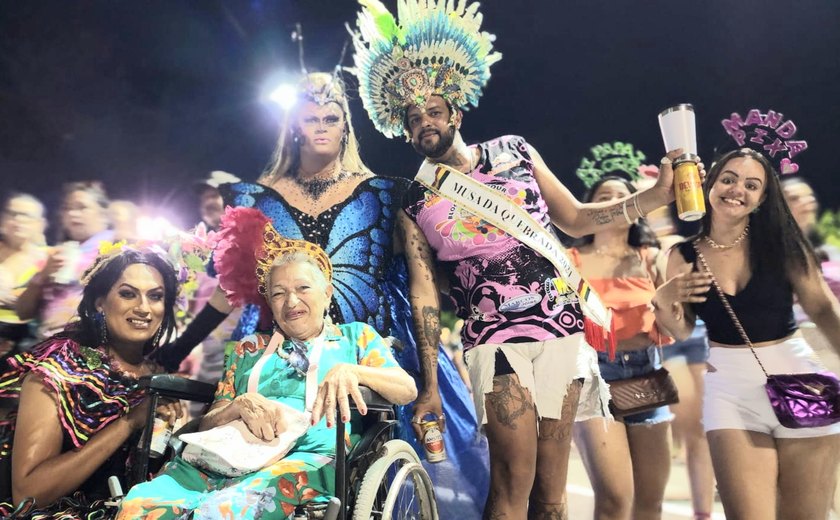 Cadeirante de 82 anos se diverte na Folia de Rua de Arapiraca