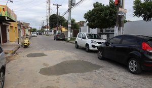 Após reclamação, obra para tapar buraco na Rua Zeferino Rodrigues é feita