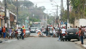 Em 1º dia de confirmação de matrícula, pais protestam na frente da Semed