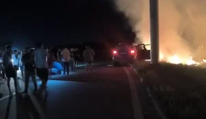 Carro bate em poste e deixa jovem ferida na AL-220, em Limoeiro de Anadia