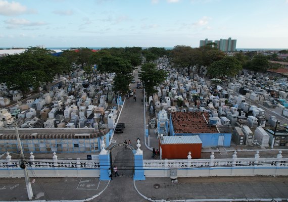 Famílias aguardam até 3 dias para sepultar parentes