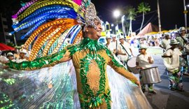 Primeira noite do desfile das escolas de samba encanta público na Ponta Verde