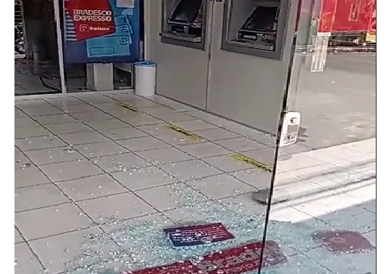 Agência bancária é destruída por criminosos após tentativa de assalto