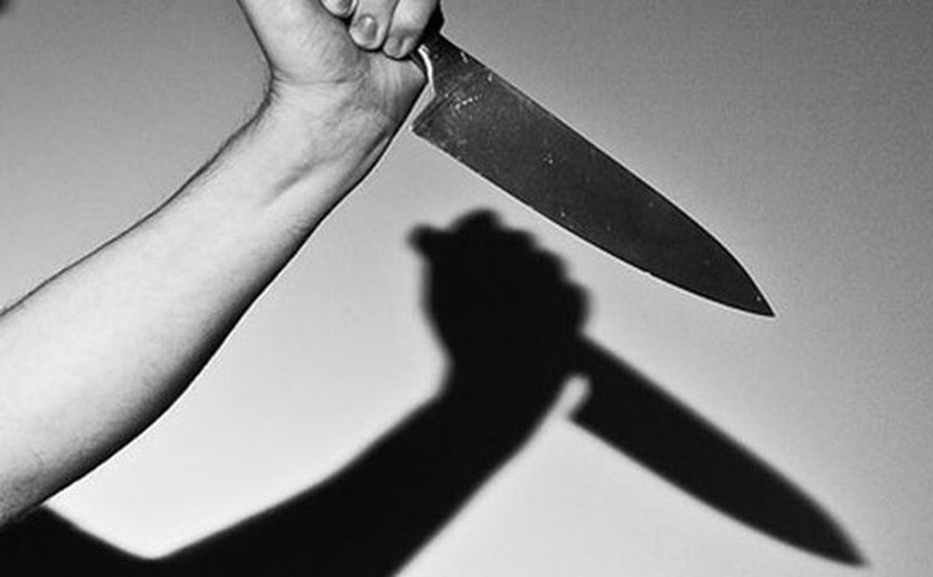 Homem ameaça mulher com faca por não aceitar a separação