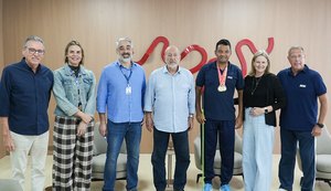 Lyra recebe nadador William Costa e celebra conquistas do Sesi no esporte paralímpico