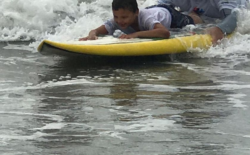 Projeto de surf para autistas precisa de voluntários