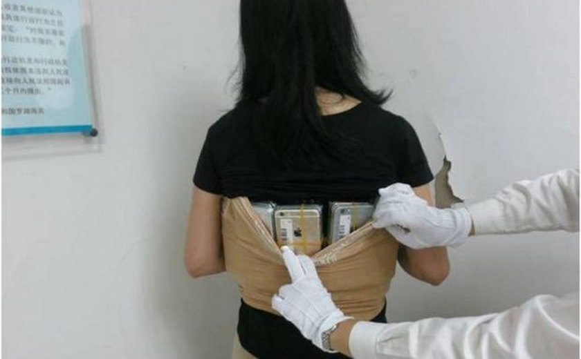 Mulher é detida na China com 102 iPhones presos ao corpo