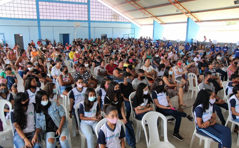 Prefeitura de Coruripe inicia entrega mais 12 mil kits de materiais escolares