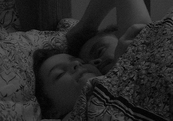 ‘BBB17’: Madrugada tem movimentação de edredom e DR entre Emilly e Roberta