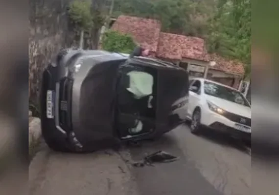 Carro capota em Maceió, mas motorista sai ileso