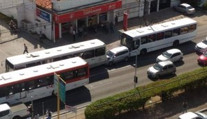 Carro de passeio fica imprensado entre dois ônibus na faixa azul da Fernandes Lima