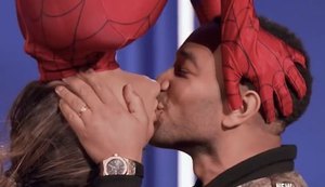 John Legend e modelo reencenam beijo de 'Homem-Aranha' em programa de TV