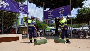Prefeitura intensifica limpeza de quadras de areia em Maceió