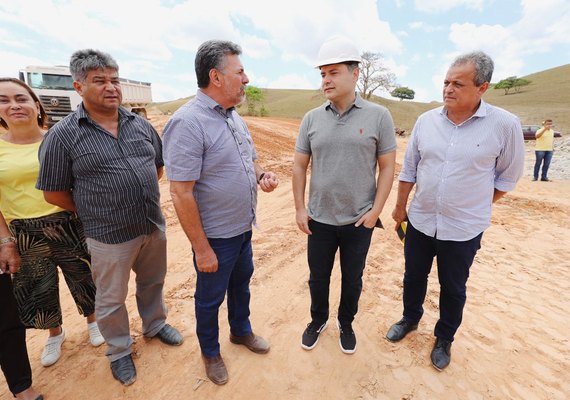 Obras de pavimentação avançam em Pindoba e Belo Monte