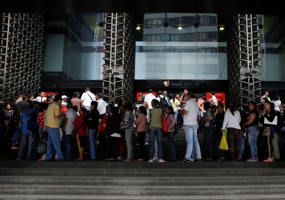 Venezuelanos enfrentam filas em bancos para deixar notas que vão perder valor