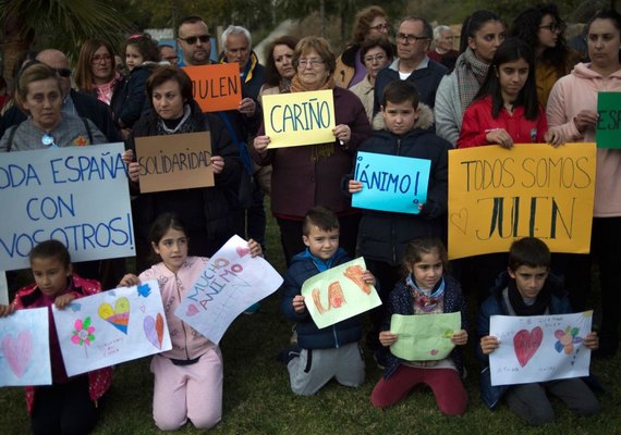 Resgate de menino preso em poço na Espanha pode demorar dias