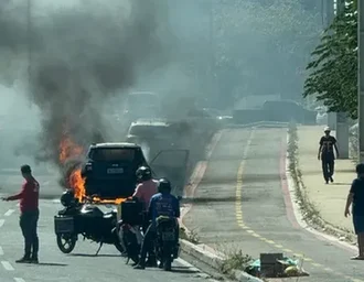 Veículo pega fogo na Avenida Josefa de Melo, em Maceió