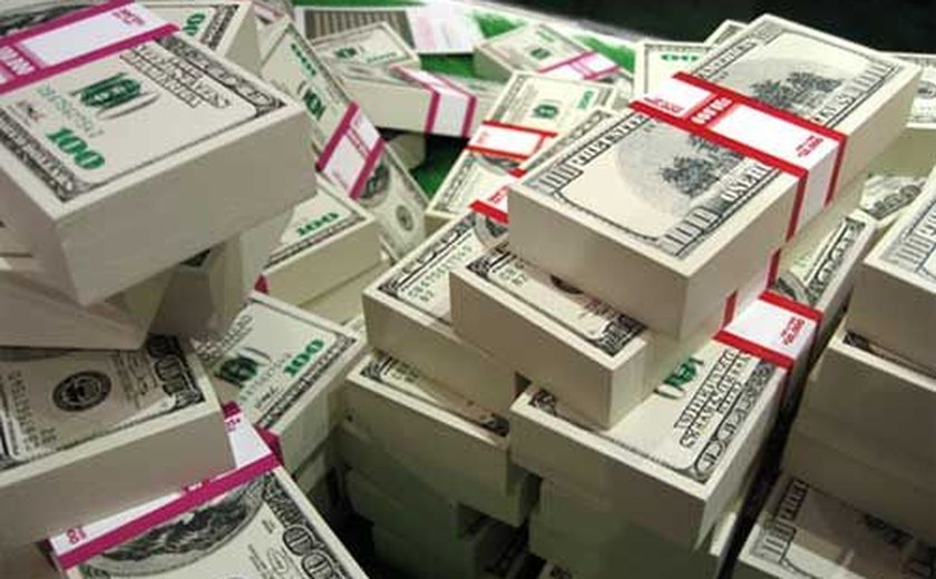 Dólar sobe e encosta em R$ 3,10 com apostas de juros maiores nos EUA