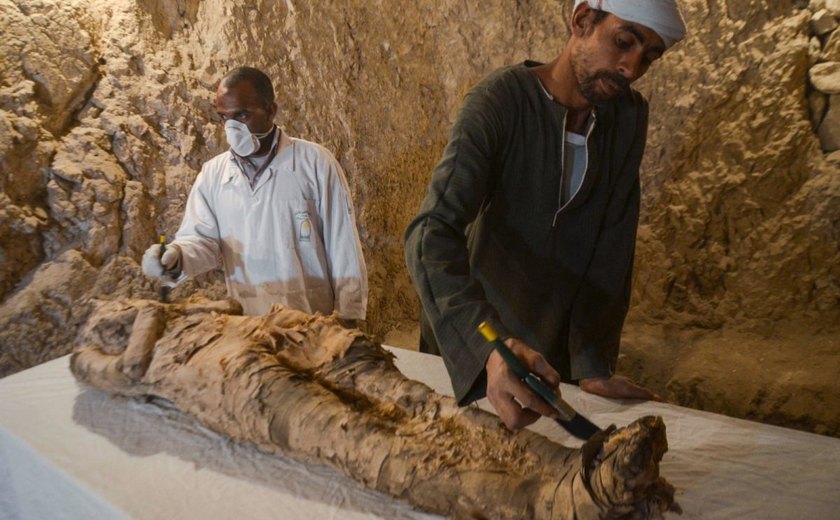 Arqueólogos egípcios descobrem múmia que pode ter três mil anos