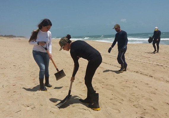 Praia do Futuro está imprópria para banho devido a manchas de óleo