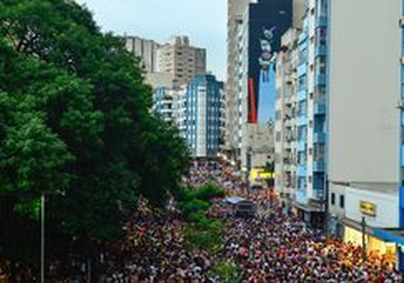 Segunda de carnaval tem azul e prata no centro de São Paulo