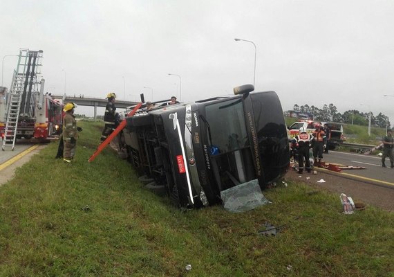 Ônibus com brasileiros tomba na Argentina e duas pessoas morrem