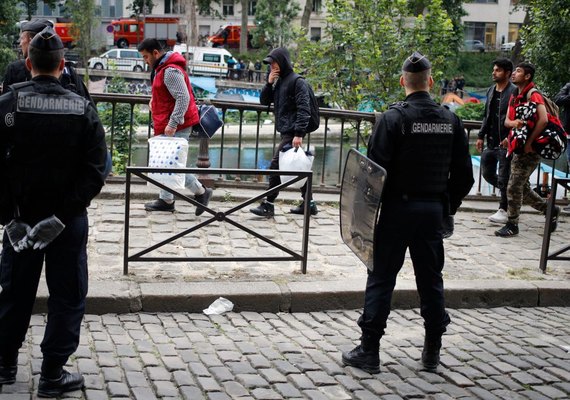 França endurece política de imigração em meio a pressões de opositores de Macron