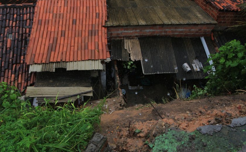 Mais de 70 famílias estão desalojadas em Maceió por conta das chuvas