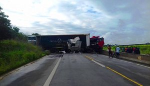 Colisão entre cinco carretas na BR-101 deixa congestionamento de 2 km