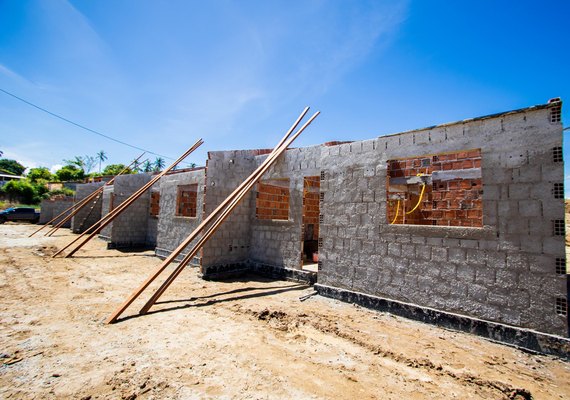 Governador assina ordem de serviço para construção de casas para marisqueiras do Pilar