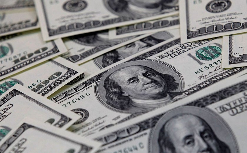 Dólar sobe para R$ 4,80 e fecha no maior valor em uma semana