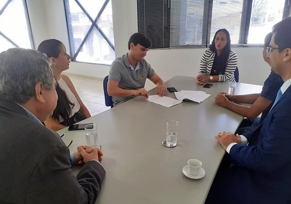 Prefeitura de Penedo e Fundepes assinam contrato para realização de concurso público