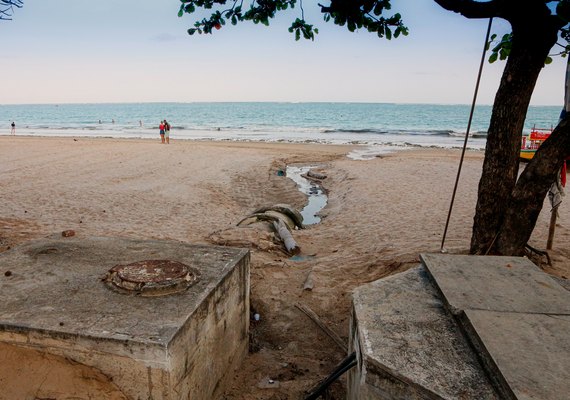 Maceió perde turistas com esgotos nas praias