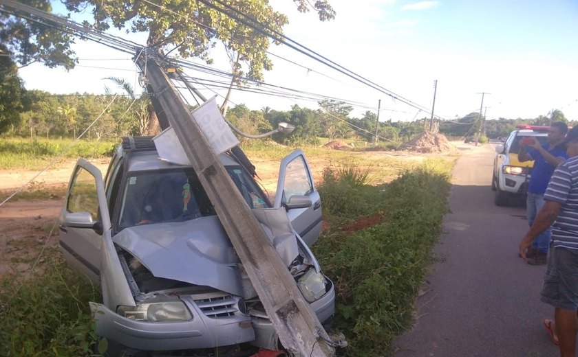 Carro colide contra poste em Paripueira e duas pessoas ficam feridas