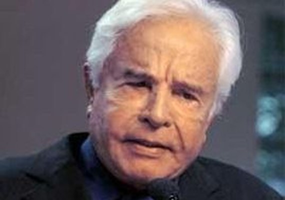 Cid Moreira revela na TV seu segredo para manter voz potente aos 89 anos