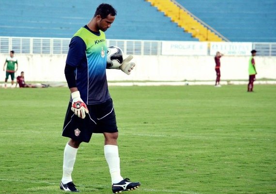 Após decisão do STF, goleiro Bruno se apresenta à polícia de Varginha
