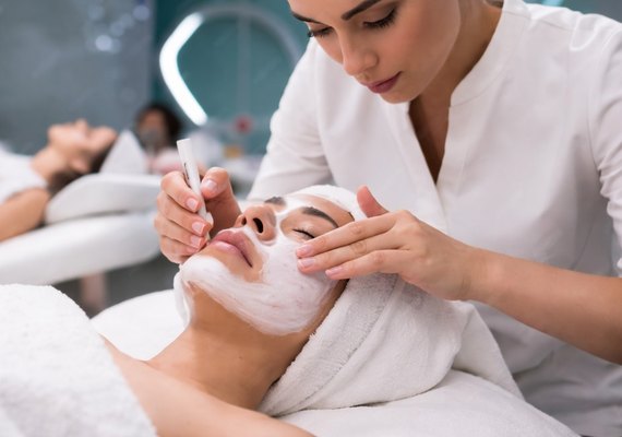 Especialista destaca técnicas como peeling e orienta sobre cuidados adequados para melhorar a saúde e a aparência da pele