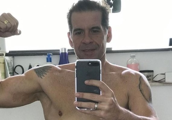 Reconhece? Leandro Hassum posa sem camisa e exibe braços musculosos