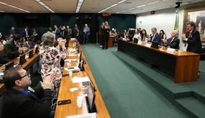 CCJ aprova admissibilidade de propostas que acabam com escala 6x1