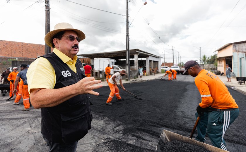 Prefeito Gilberto Gonçalves fiscaliza pavimentação asfáltica na região das casas novas em Rio Largo