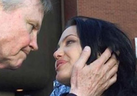 Pai de Angelina Jolie diz que está torcendo por ela, Pitt e crianças em divórcio