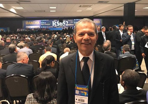 Pelo whatsApp corretor de imóveis ameaça liquidar prefeito com uma pistola  