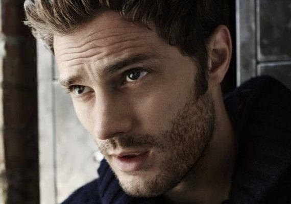 Dornan diz que não se importa em ser agarrado por fãs; vídeo