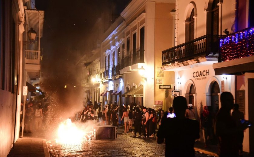 Governador de Porto Rico enfrenta protestos depois de vazamento de mensagens de texto
