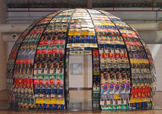 Maloca instagramável na Bienal é revestida por 2 mil revistas Graciliano
