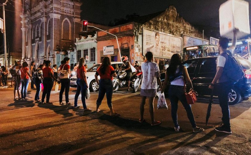 Familiares de reeducandos protestam e bloqueiam trânsito no Centro de Maceió