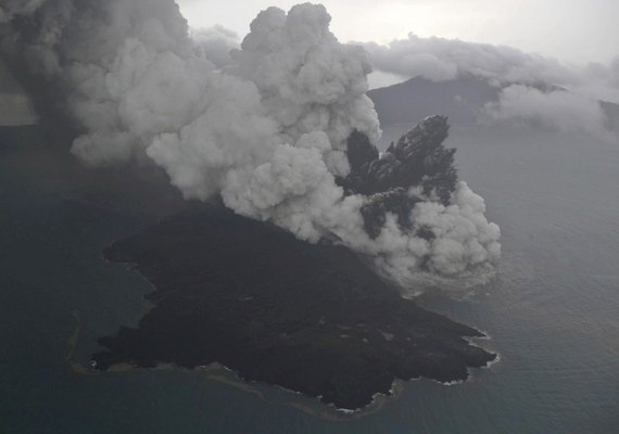 Sobe número de mortos por tsunami; vulcão ainda está em erupção
