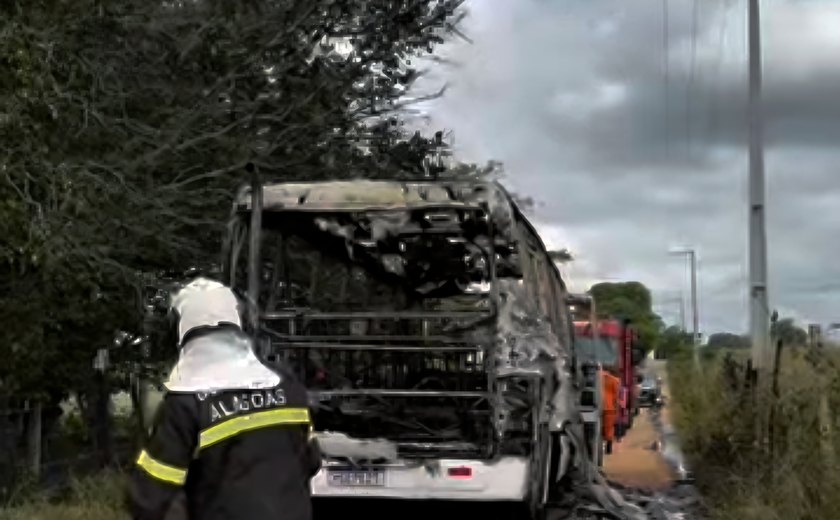 Ônibus escolar é consumido pelo fogo em Craíbas